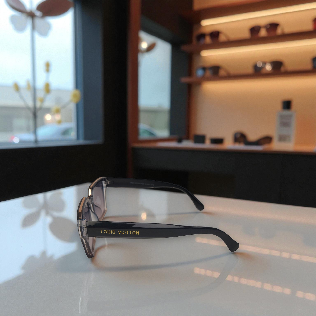 Lo.uis Vu.itton Square Gradient Sunglasses – Noir Ambre with Gold Monogram Detail