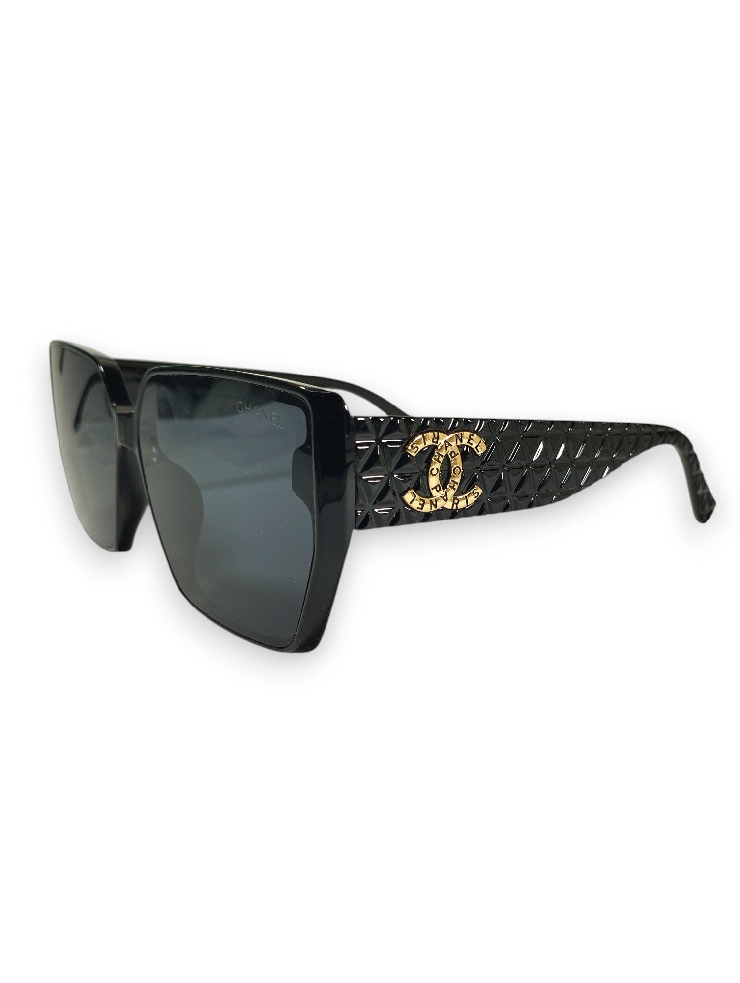 Chic Noir Elegance: Embellished Statement Sunglasses