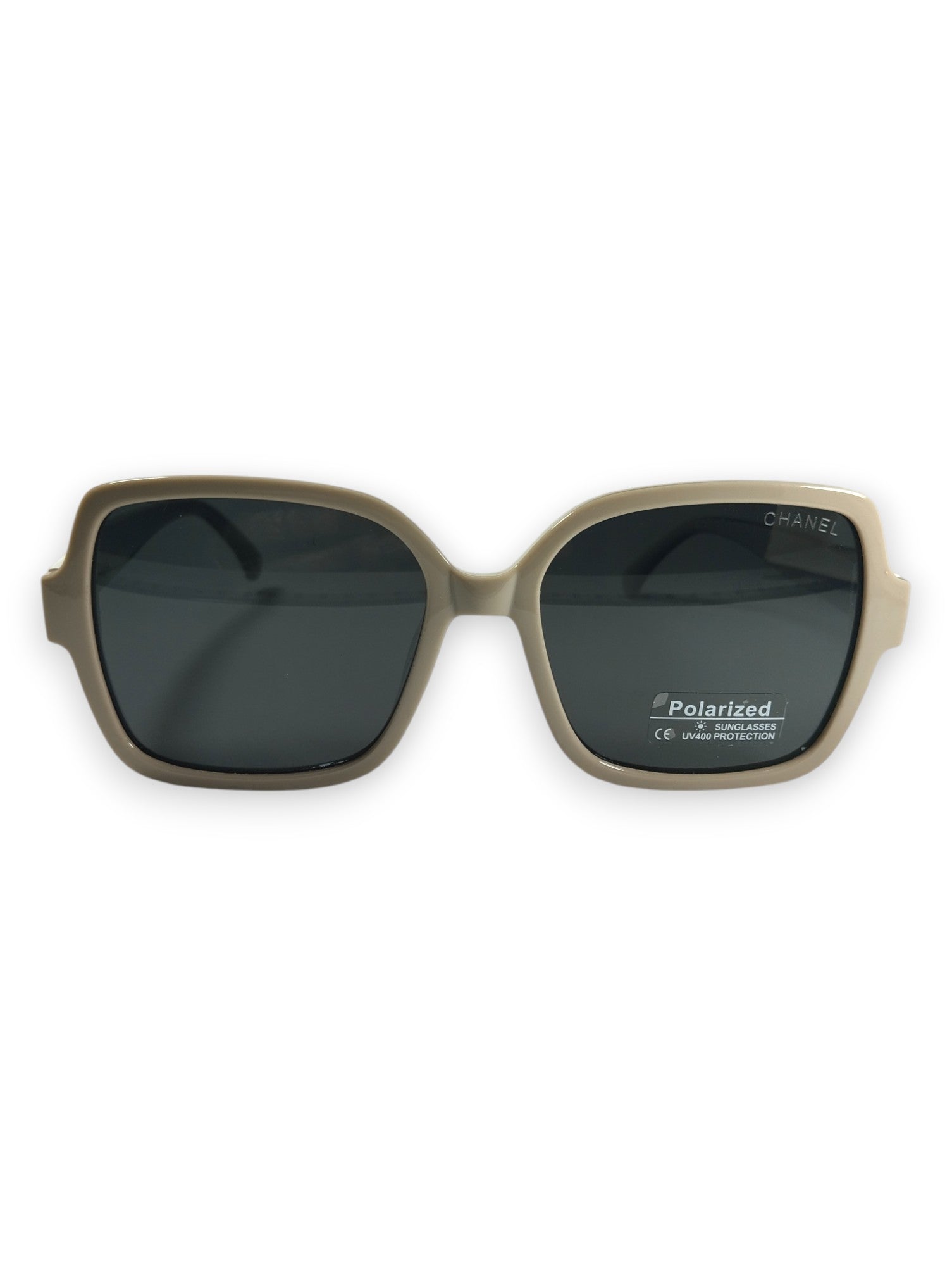 Sandy Glamour: Polarized Sunglasses with Iconic Emblem