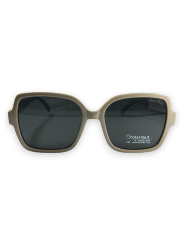 Sandy Glamour: Polarized Sunglasses with Iconic Emblem