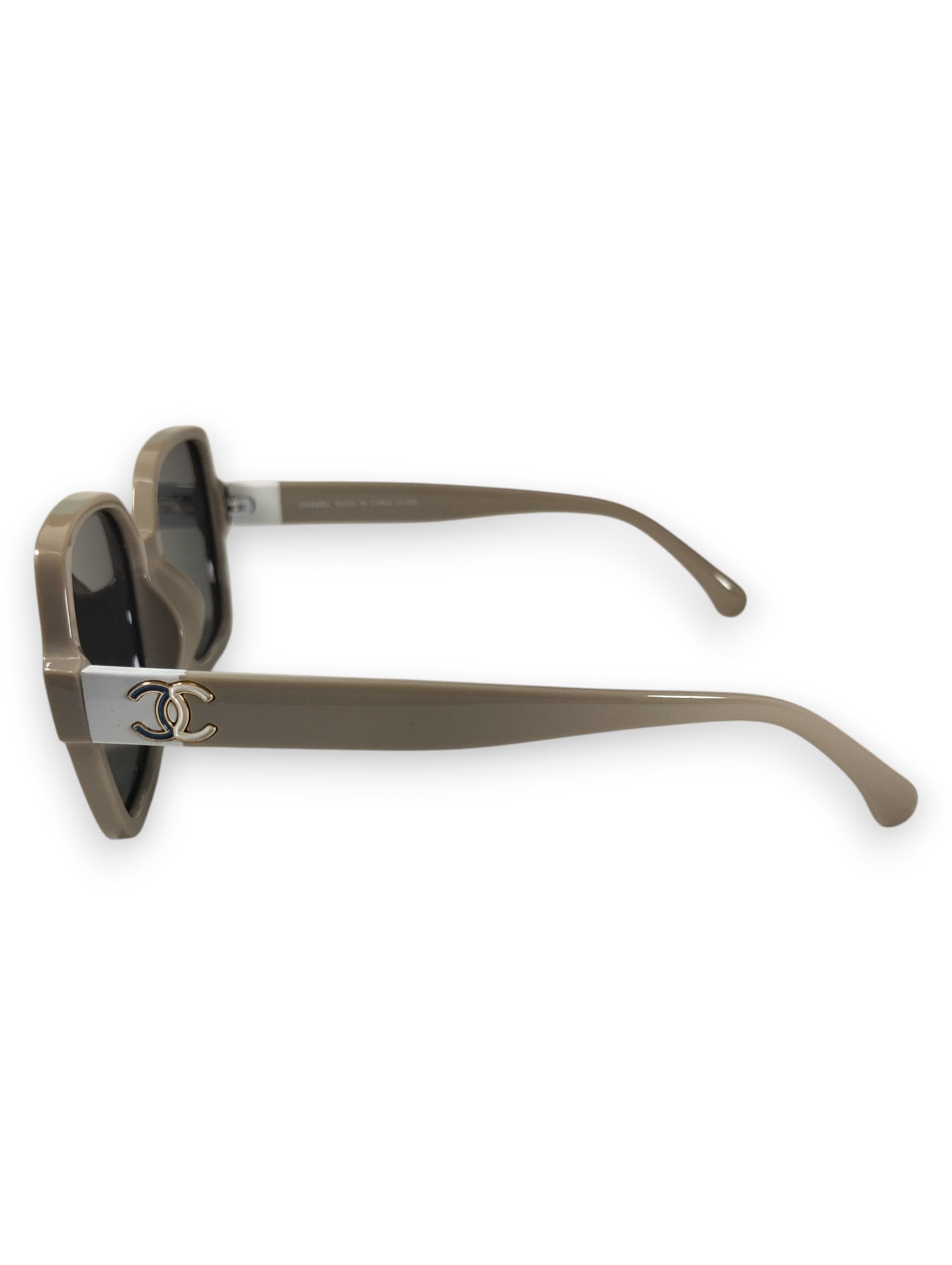 Sandy Glamour: Polarized Sunglasses with Iconic Emblem