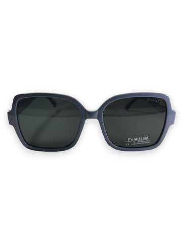Sophisticated Slate: Polarized Statement Sunglasses with Iconic Logo
