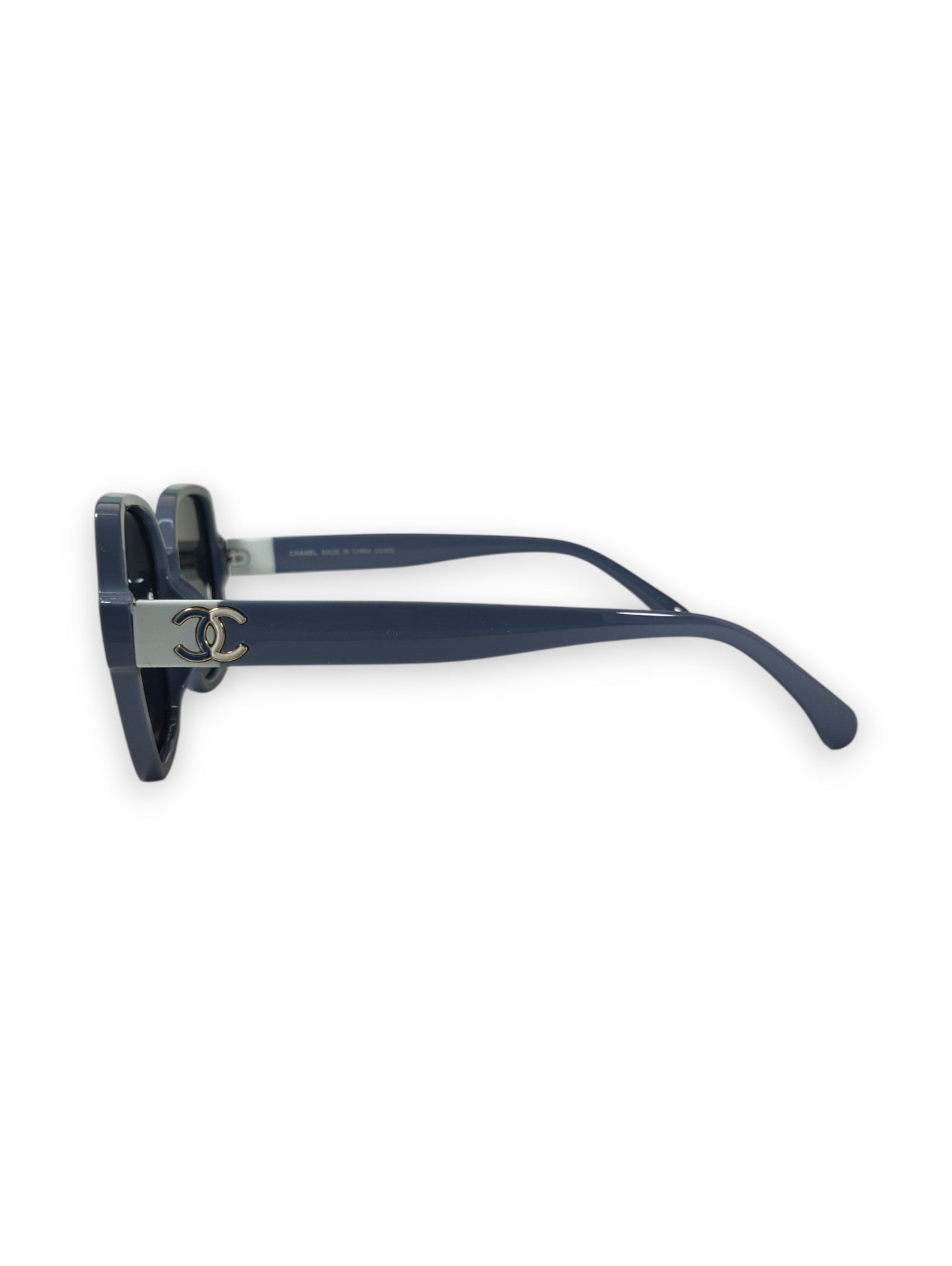 Sophisticated Slate: Polarized Statement Sunglasses with Iconic Logo