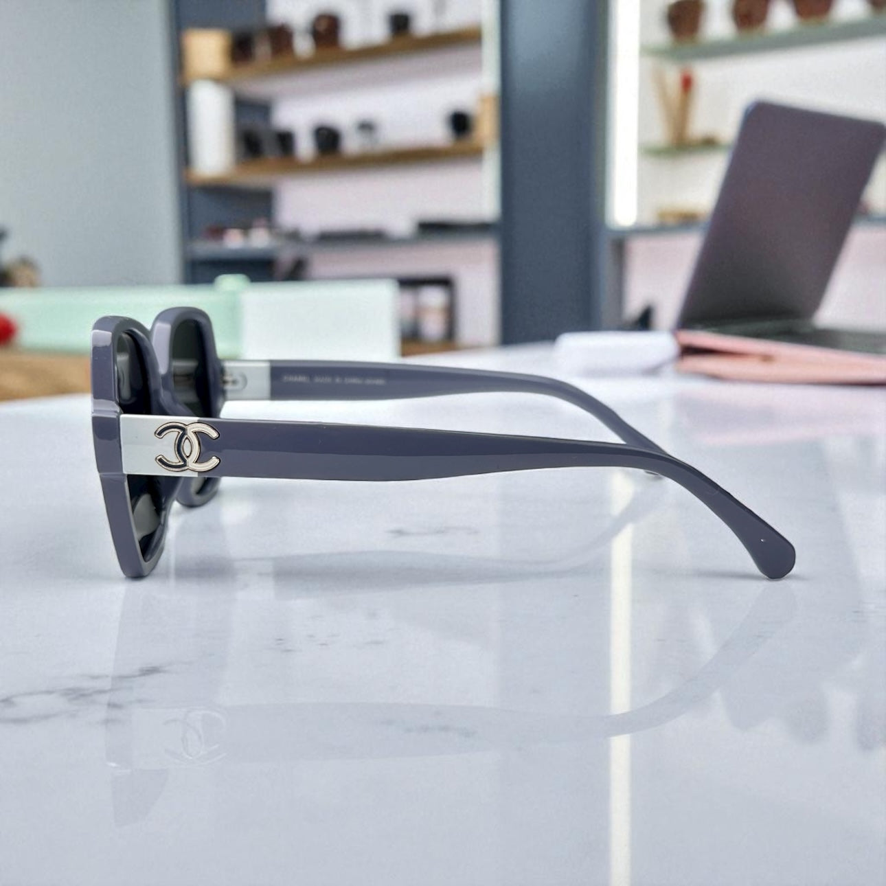 Sophisticated Slate: Polarized Statement Sunglasses with Iconic Logo