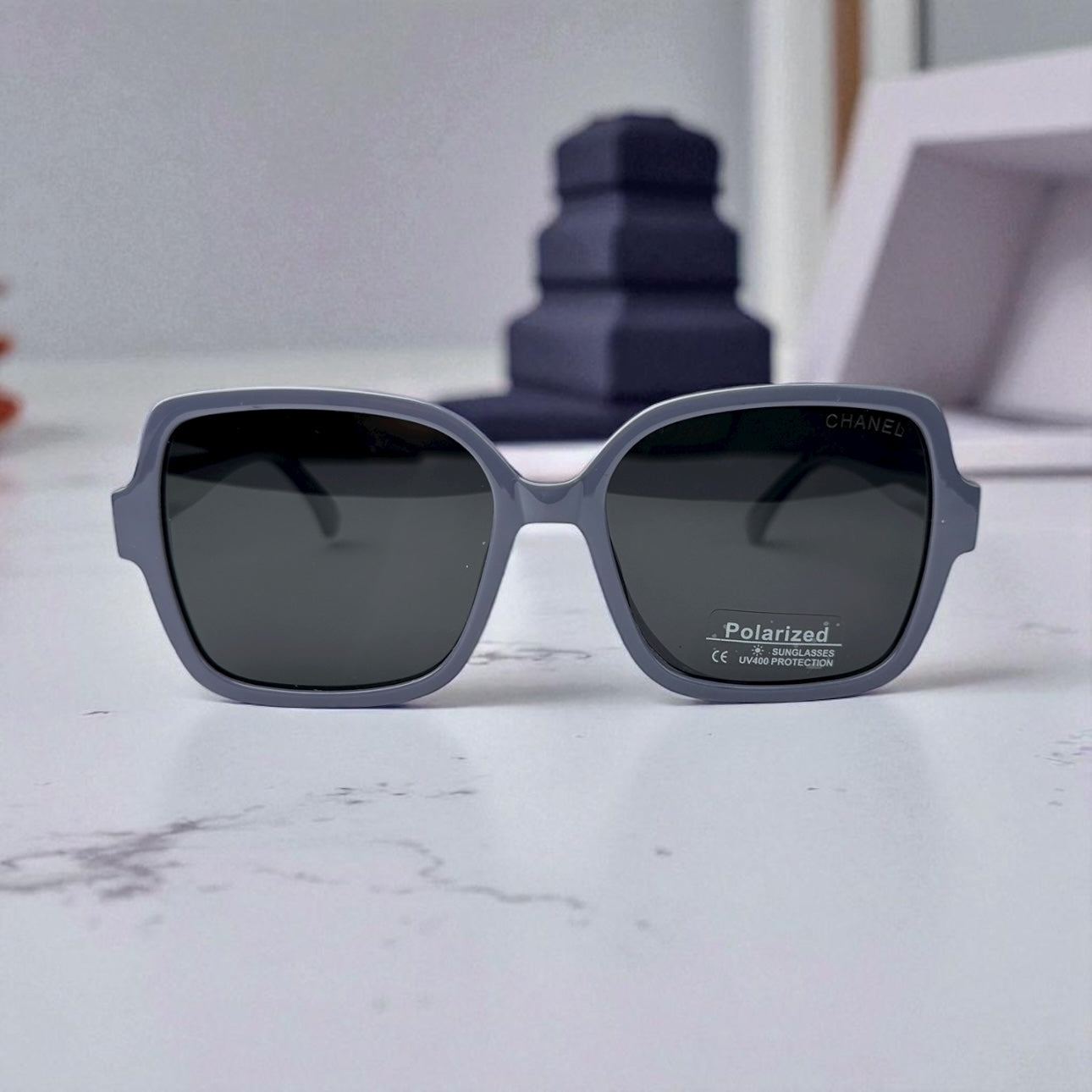 Sophisticated Slate: Polarized Statement Sunglasses with Iconic Logo
