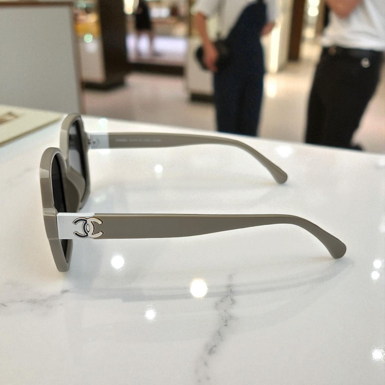 Sandy Glamour: Polarized Sunglasses with Iconic Emblem