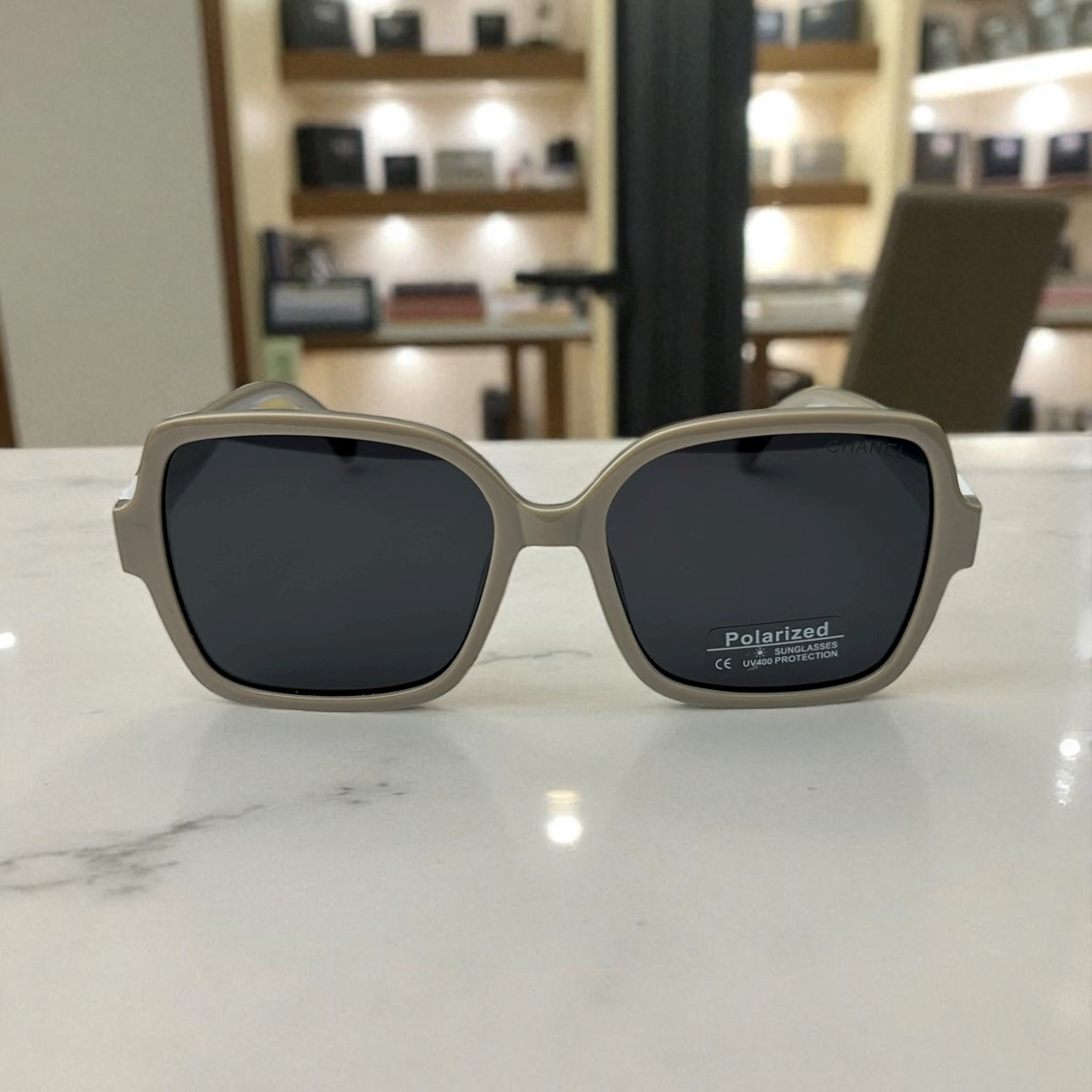 Sandy Glamour: Polarized Sunglasses with Iconic Emblem