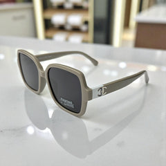 Sandy Glamour: Polarized Sunglasses with Iconic Emblem